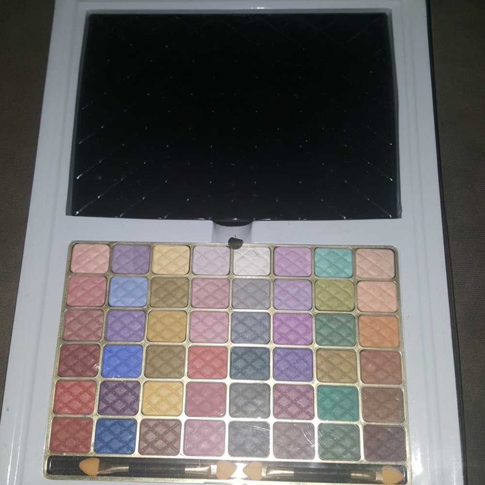 ⭐Eye Shadow with a Awesome Case